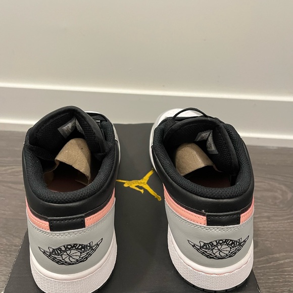 Jordan 1 low - brand new, bought and they are too small. 100% authentic. - Picture 4 of 5